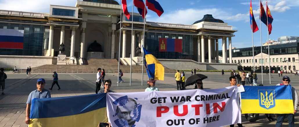 Demonstranten in Ulaanbaatar gegen Putin. Russland und Mongolei.