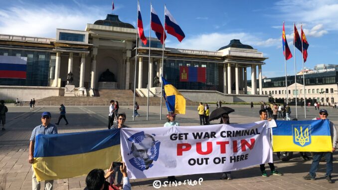 Demonstranten in Ulaanbaatar gegen Putin. Russland und Mongolei.